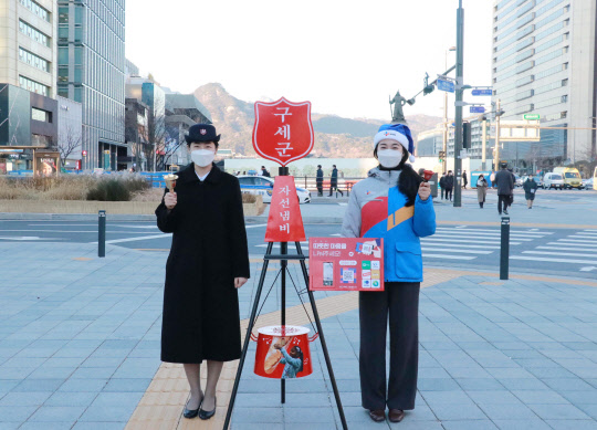 CJ대한통운 직원(오른쪽)과 구세군 사관이 함께 기념촬영을 하고 있다. <CJ대한통운 제공>
